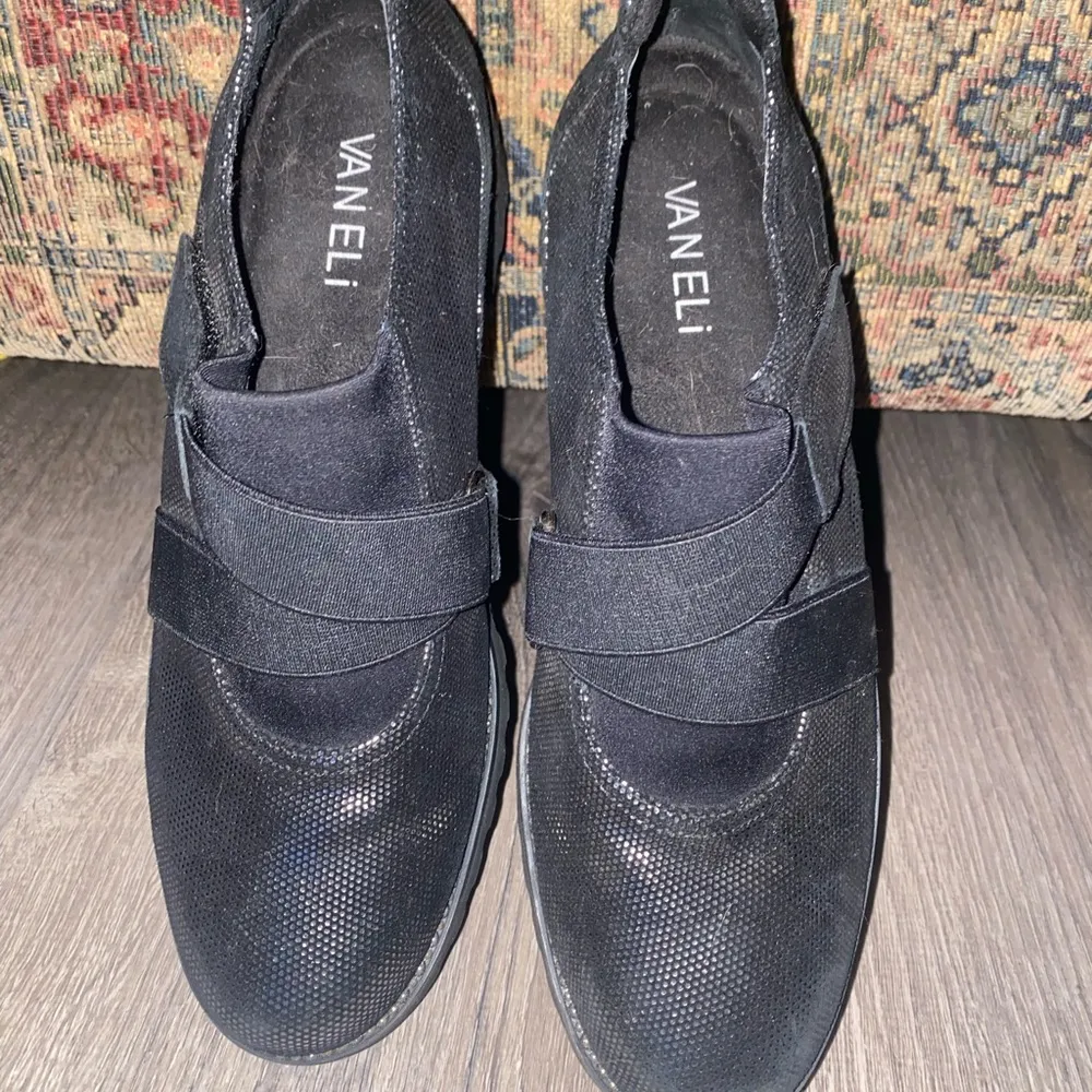 Vaneli Dressy comfortable slip on shoes w/elastic strap on top of shoe. Sz 7.5N Black - Image 7