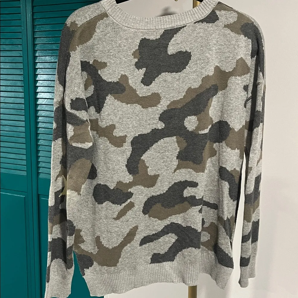 EVEREVE Fate Gray and Green Camouflage Sweater Star elbow accents - Image 7