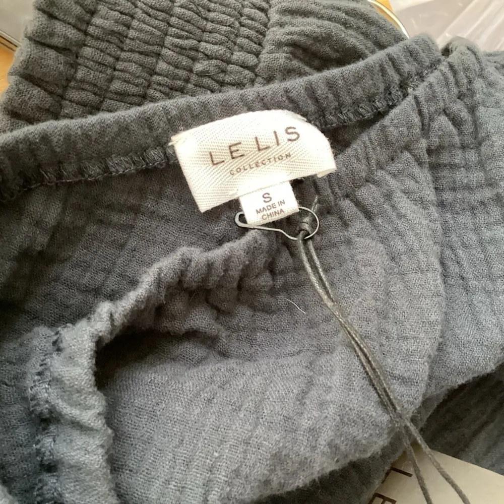 Le Lis Collection One Shoulder Gauzy Crop Top Small NWT - Image 5