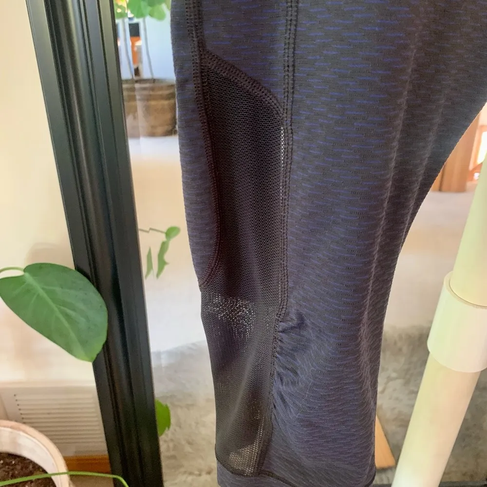 Lululemon Black & Blue Textured Capri Yoga Pants - Image 5