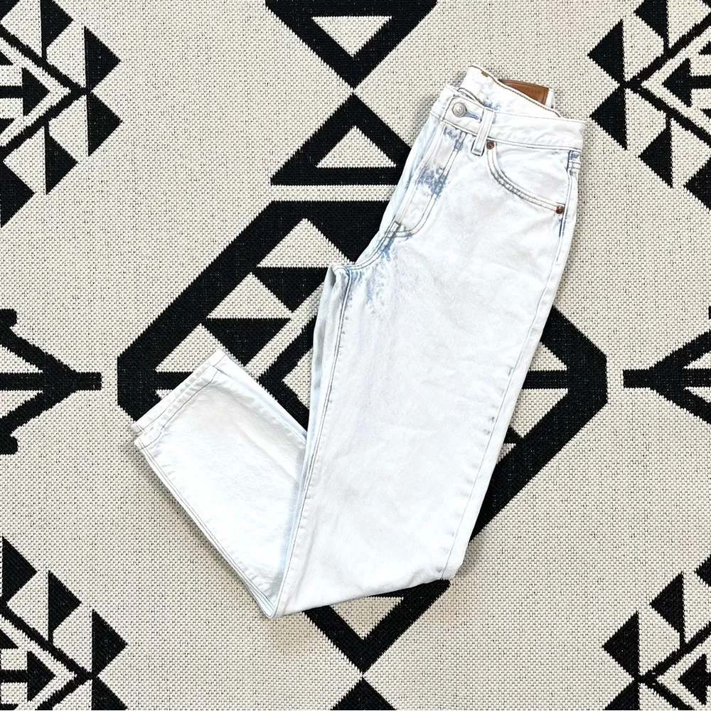 Levi’s 501 ‘81 High Rise Tapered Mom Jean in Erikka's Pic Light Wash Size 25 - Image 6