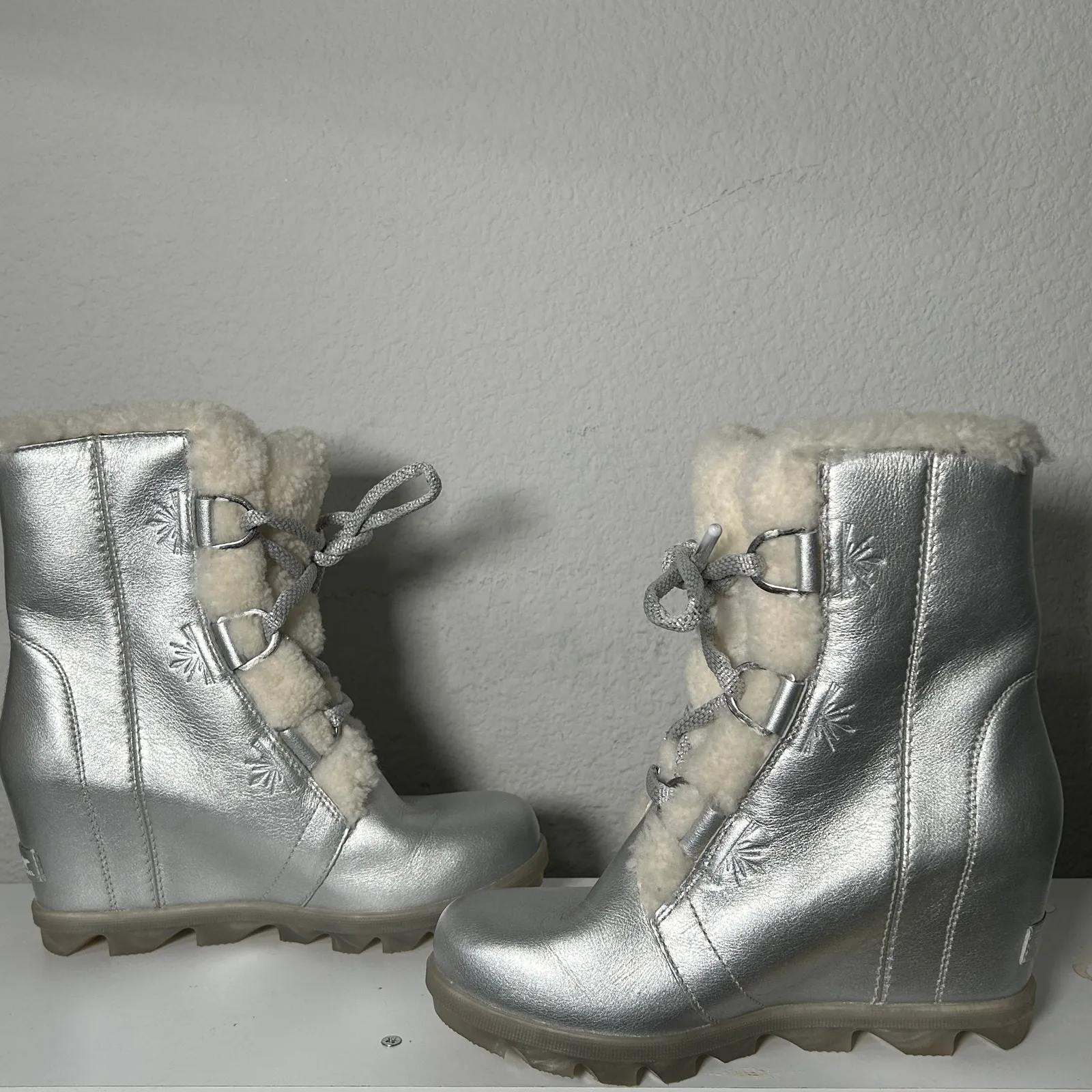 Sorel x Disney Womens Joan of Arctic Ethereal Après Ski Wedge Boots Silver 6.5 - Image 3