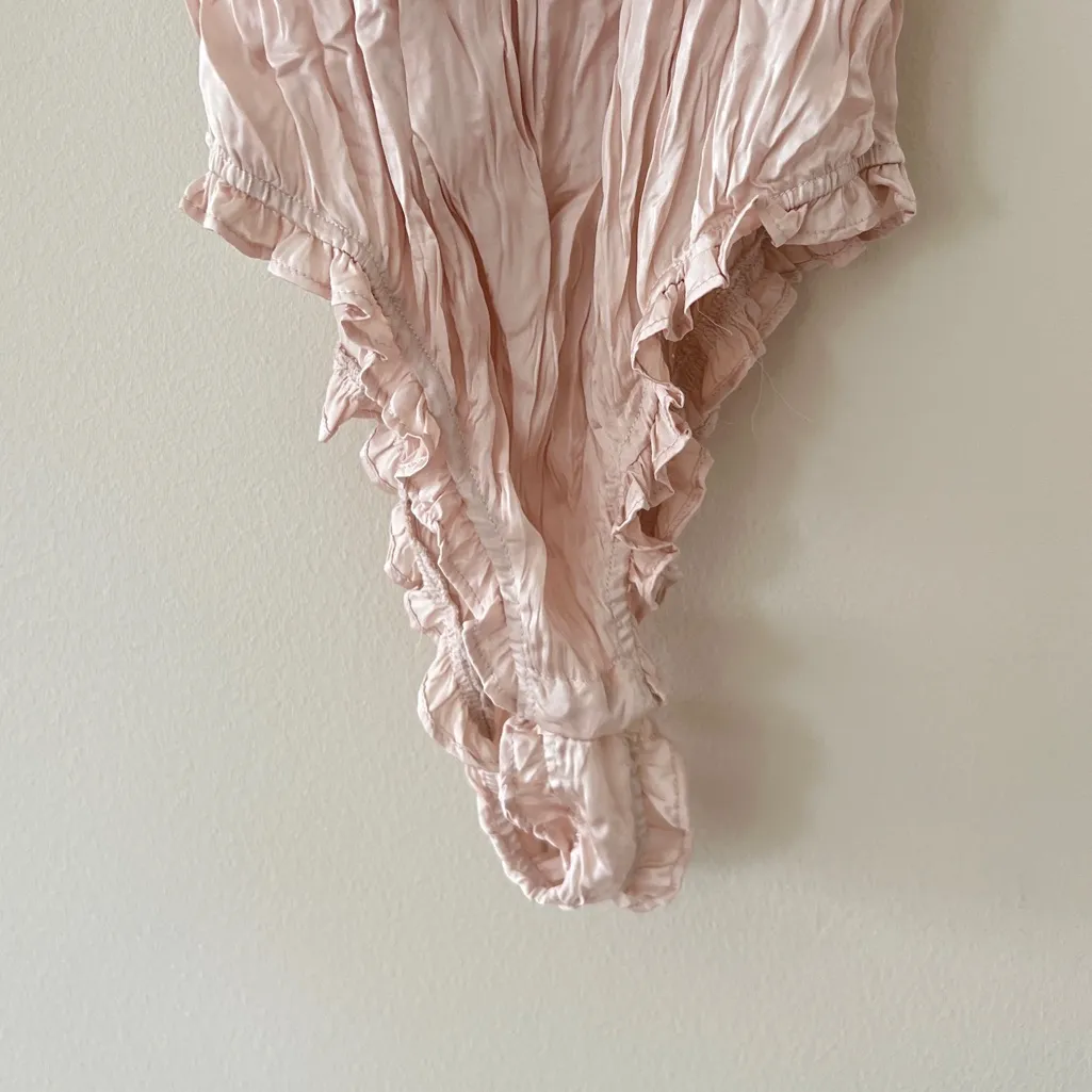 Current Air Los Angeles Crinkle Ruffle Silky Bodysuit Rose Gold Size Small - Image 3