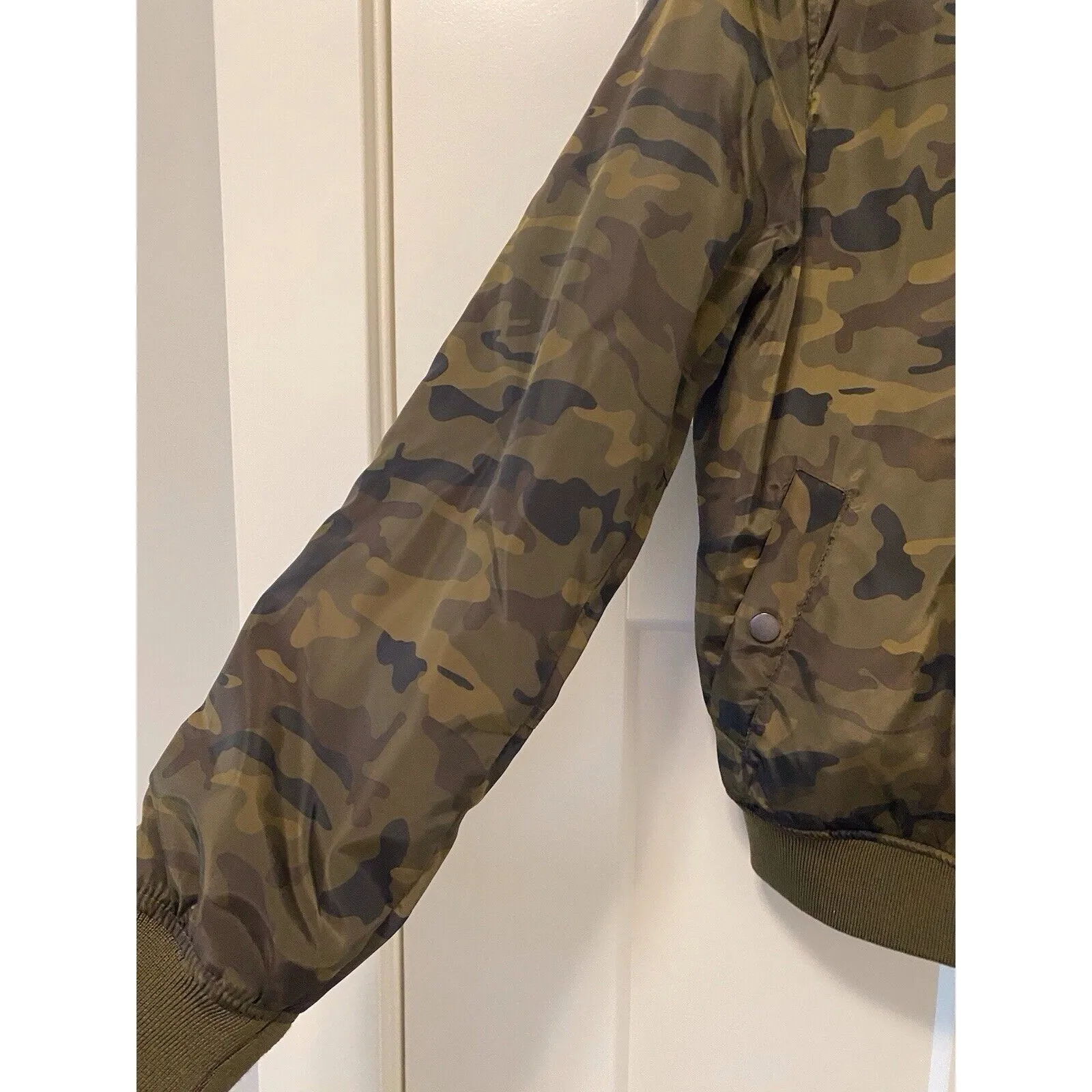 Xhilaration  women’s/junior bomber Camo jacket‎ Size Medium - Image 4