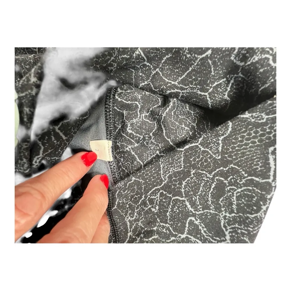 Lululemon black with gray graphic women’s size 2 - Image 4