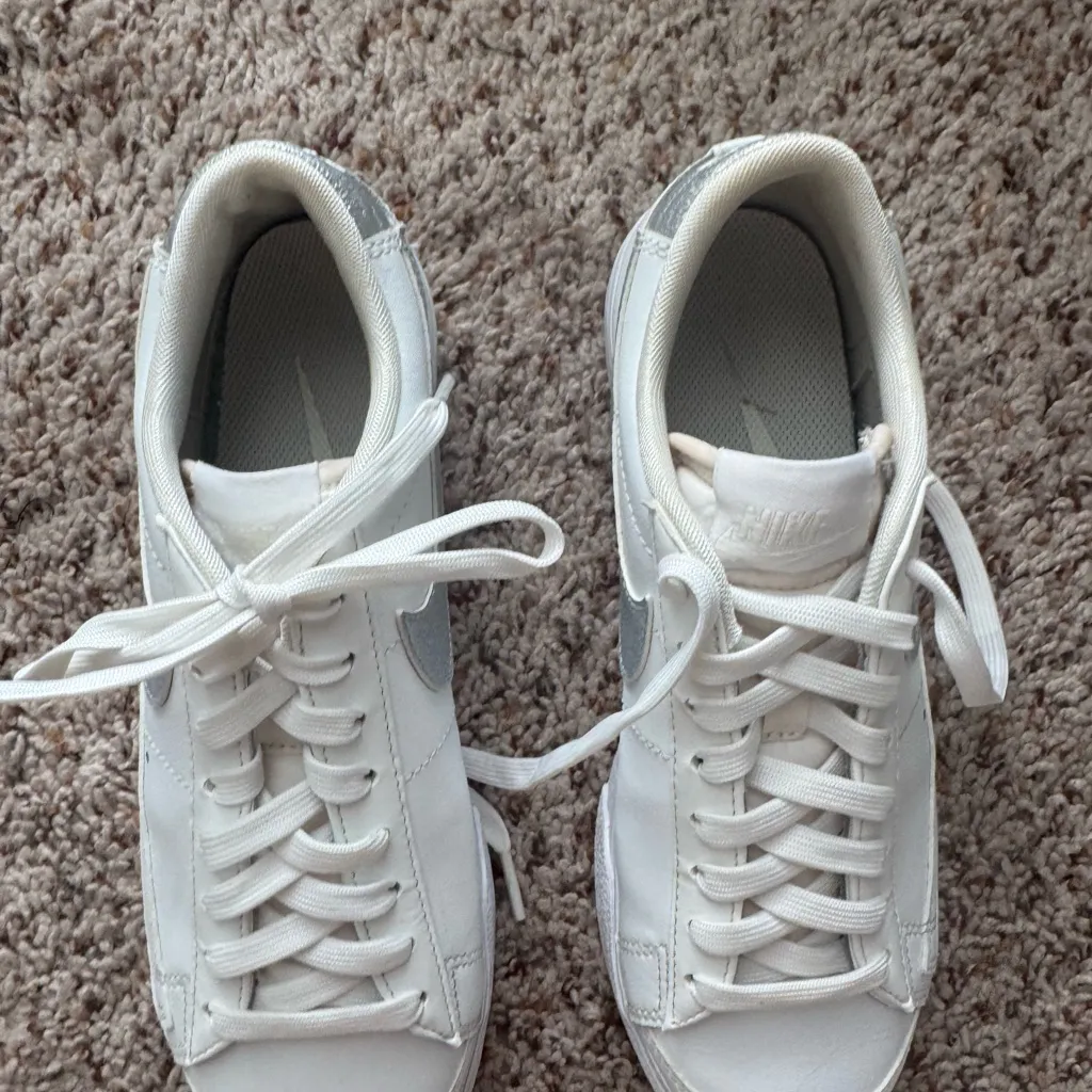 Nike White and Silver Low-Top Sneakers - Image 4