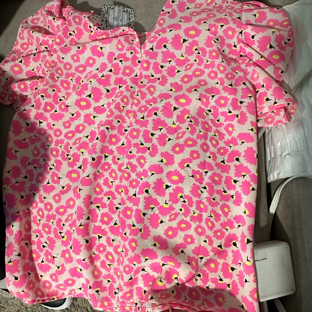TCEC pink floral top size small NWT - Image 2