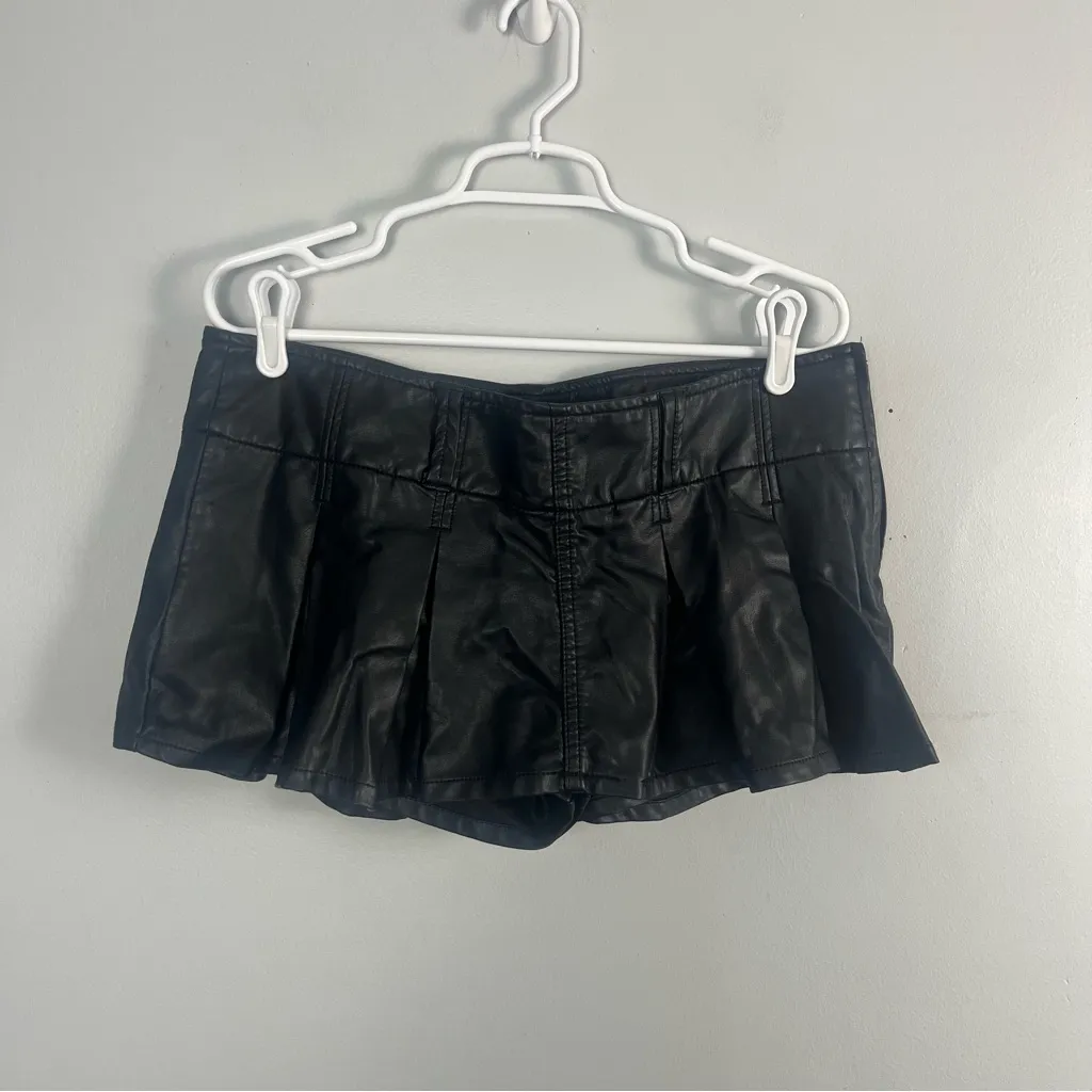 FREE PEOPLE BLACK VEGAN FAUX LEATHER PLEATED MICRO MINI SKORT SKIRT SZ 10 - Image 3