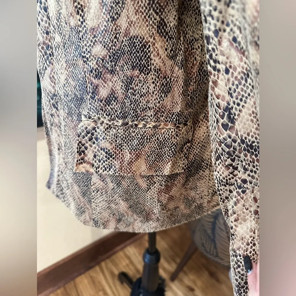 EUC INVESTMENT SNAKE PRINT  SOFT BLAZER Korean neck line - Image 7