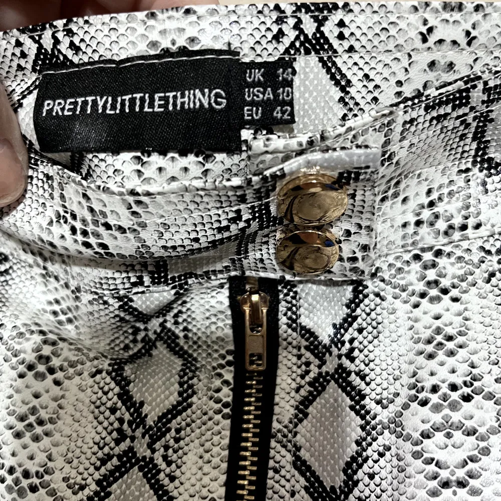 Pretty Little Thing Faux Leather Pants Sz 10 Pull On White Snake reptile PU - Image 4