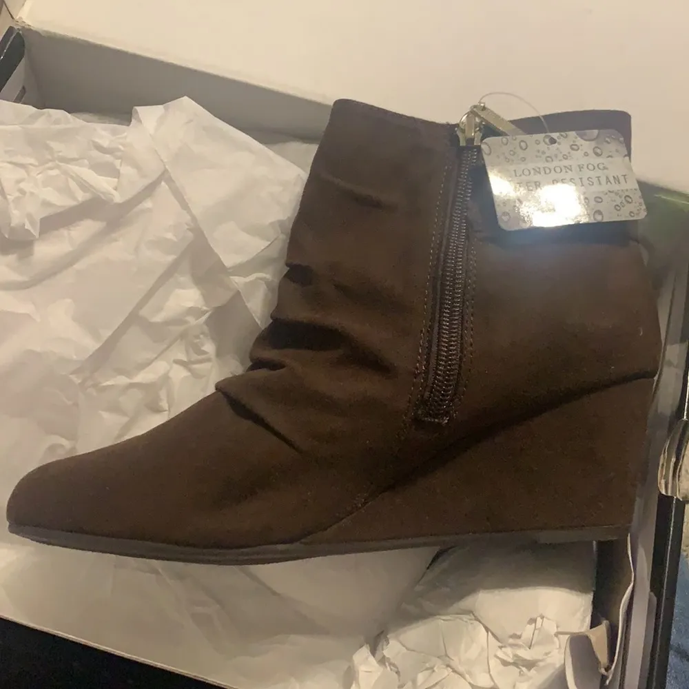 London Fog Jules Wedge Ankle Boots Rouched Strappy Buckle Brown 6 1/2 Faux Suede - Image 4