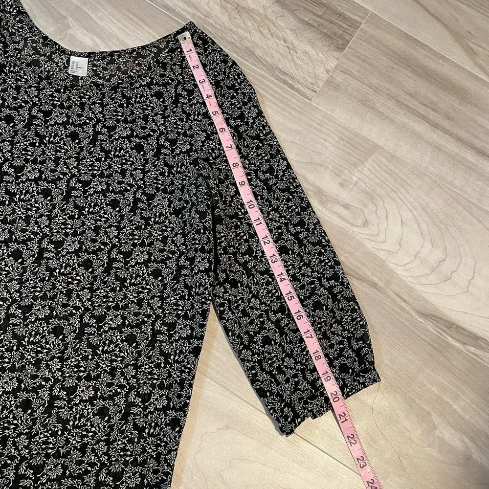 H&M Black And White Floral Print Scoop Neck Lightweight Blouse- Size U.S. 12 - Image 6