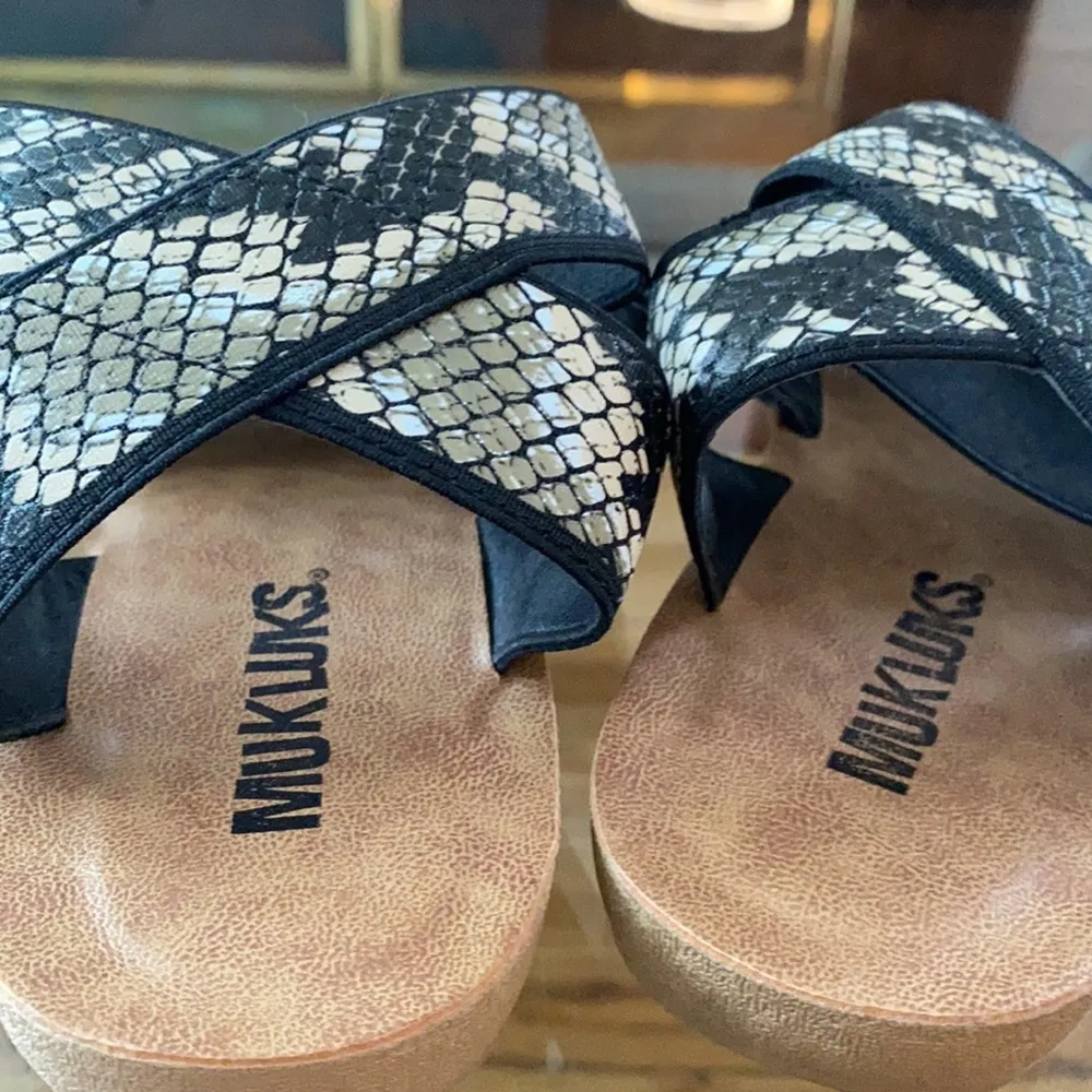 MUK LUKS About Me Snake Skin Strappy Sandals size 6 - Image 4