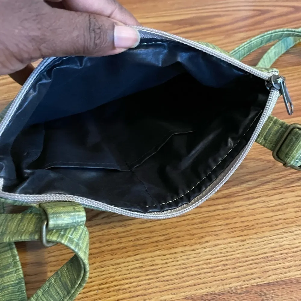 Echoes in the attic crossbody bag Green - Image 4