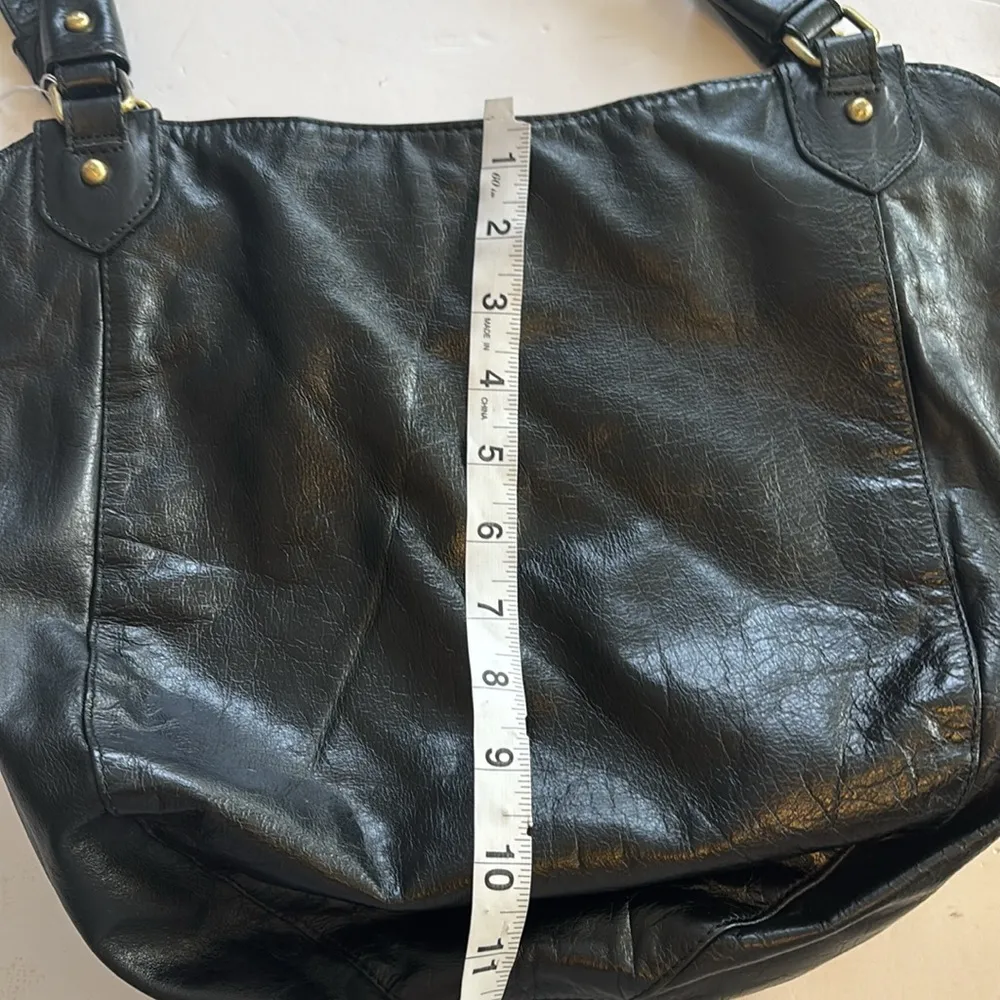 LATICO BLACK LEATHER SATCHEL BAG
BRASS HARDWARE ZIPPER COLSURE WITH SNAP POCKET - Image 9