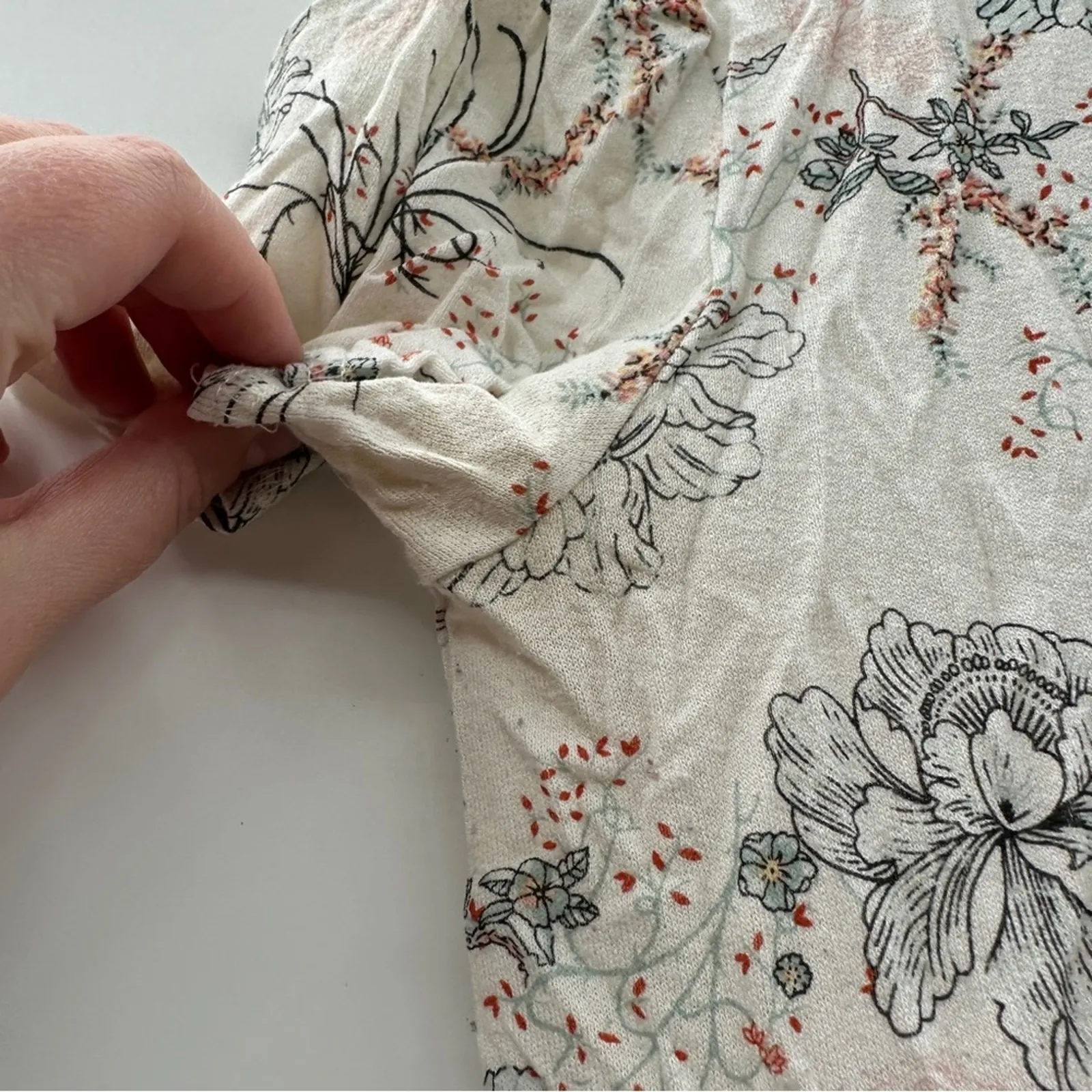 Maurices Off White Cream Black &‎ Red Floral Short Sleeve Tee Shirt Top Sz XS - Image 4