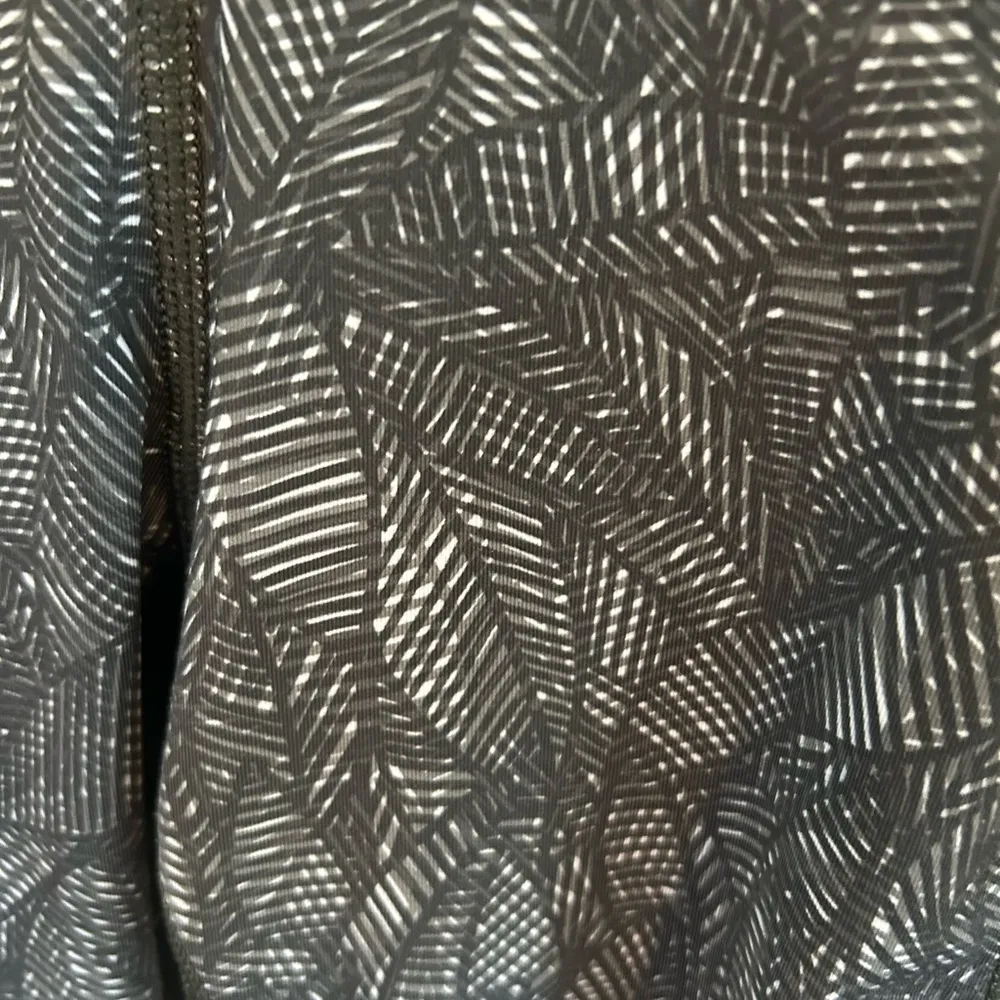 Lululemon Olive Green Leaf Print Leggings. Size 4. - Image 11