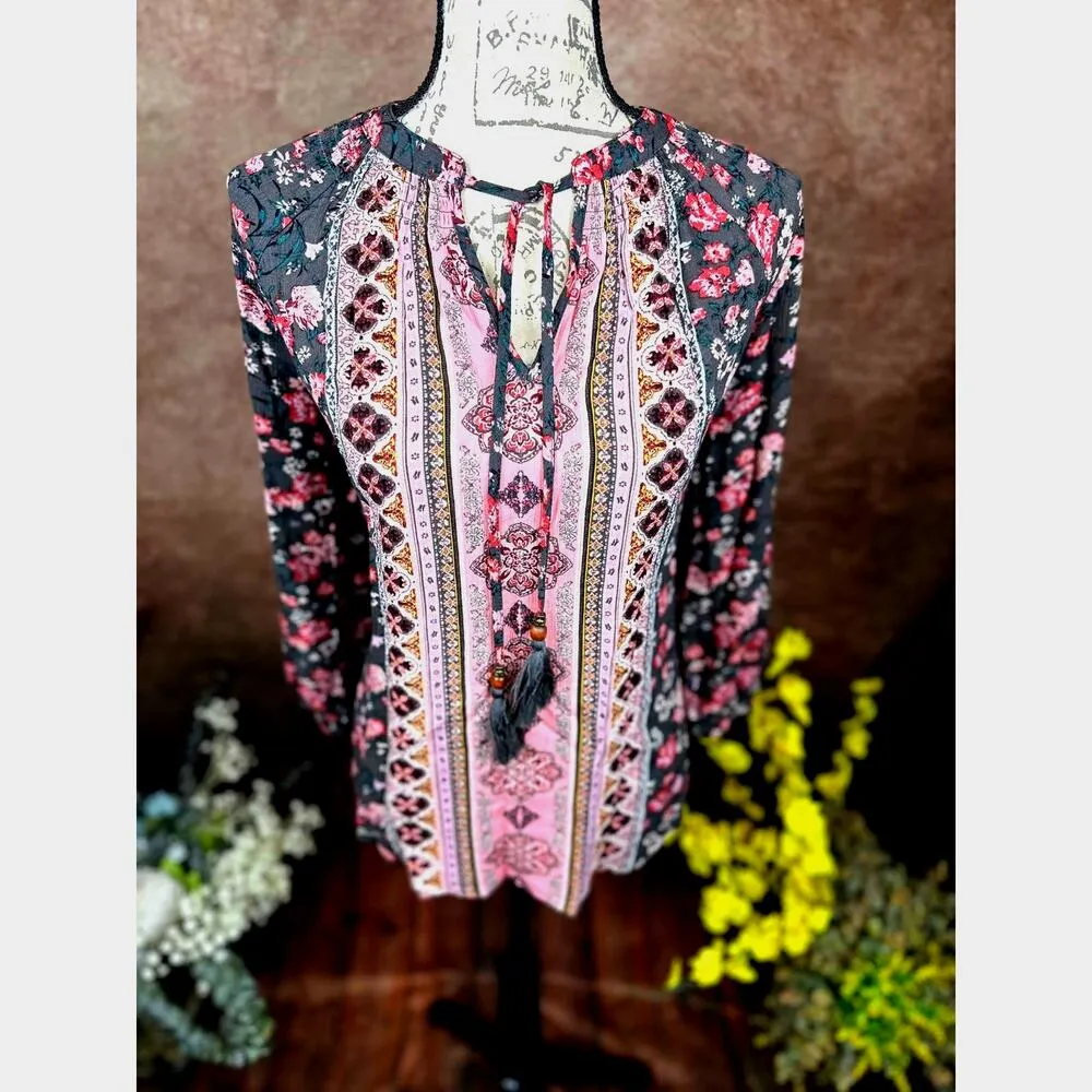 Mason & Belle Casey Tassel Detail Blouse Gray/Pink size S - Image 5