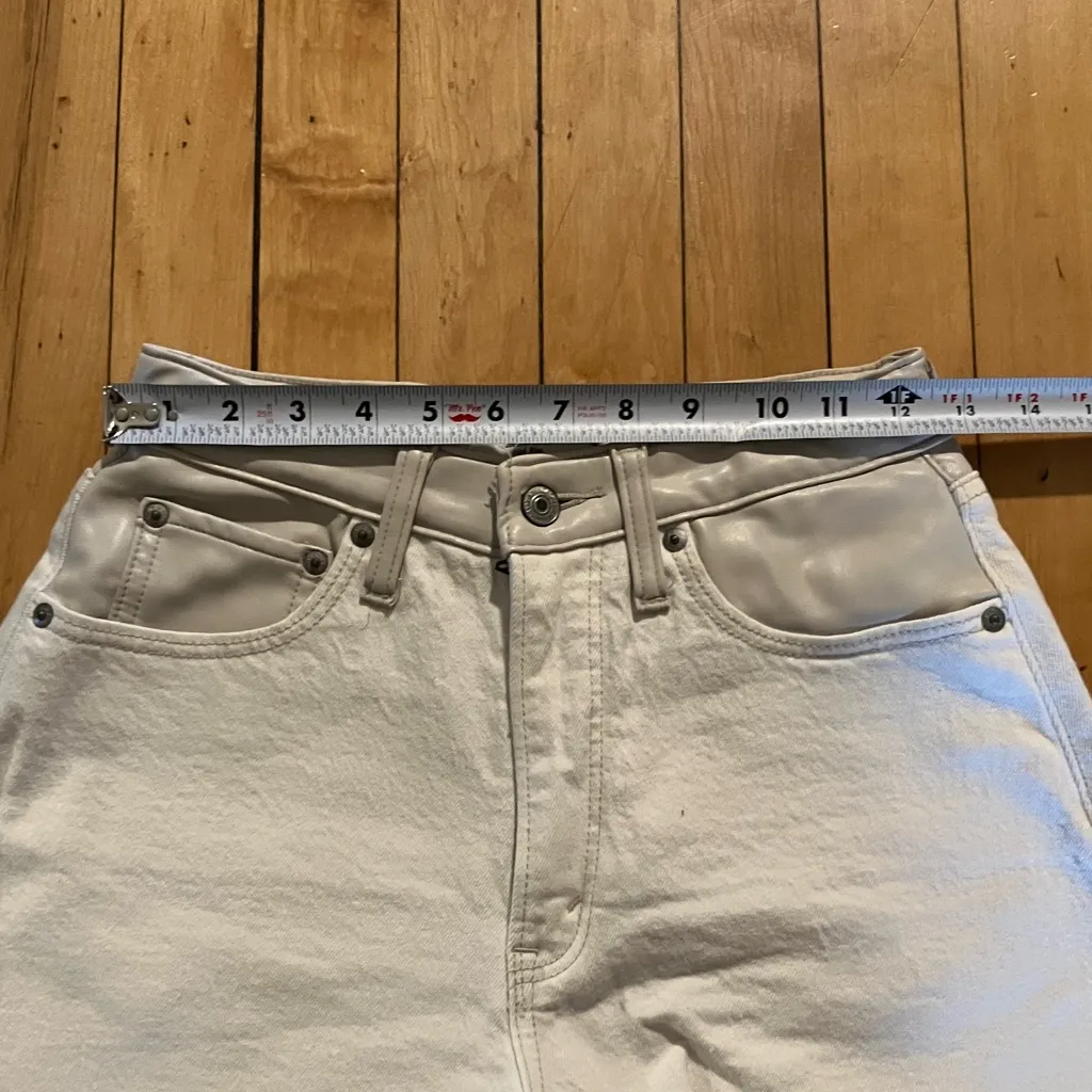 Abercrombie & Fitch Ivory Cream Dad Short High Rise - Image 6