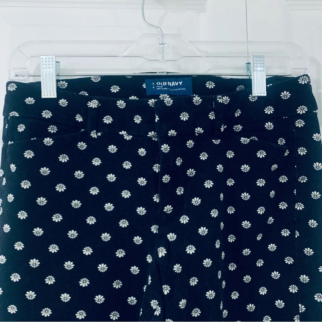 Black Old Navy Pixie Pant with Daisy Pattern Size 0 - Image 6