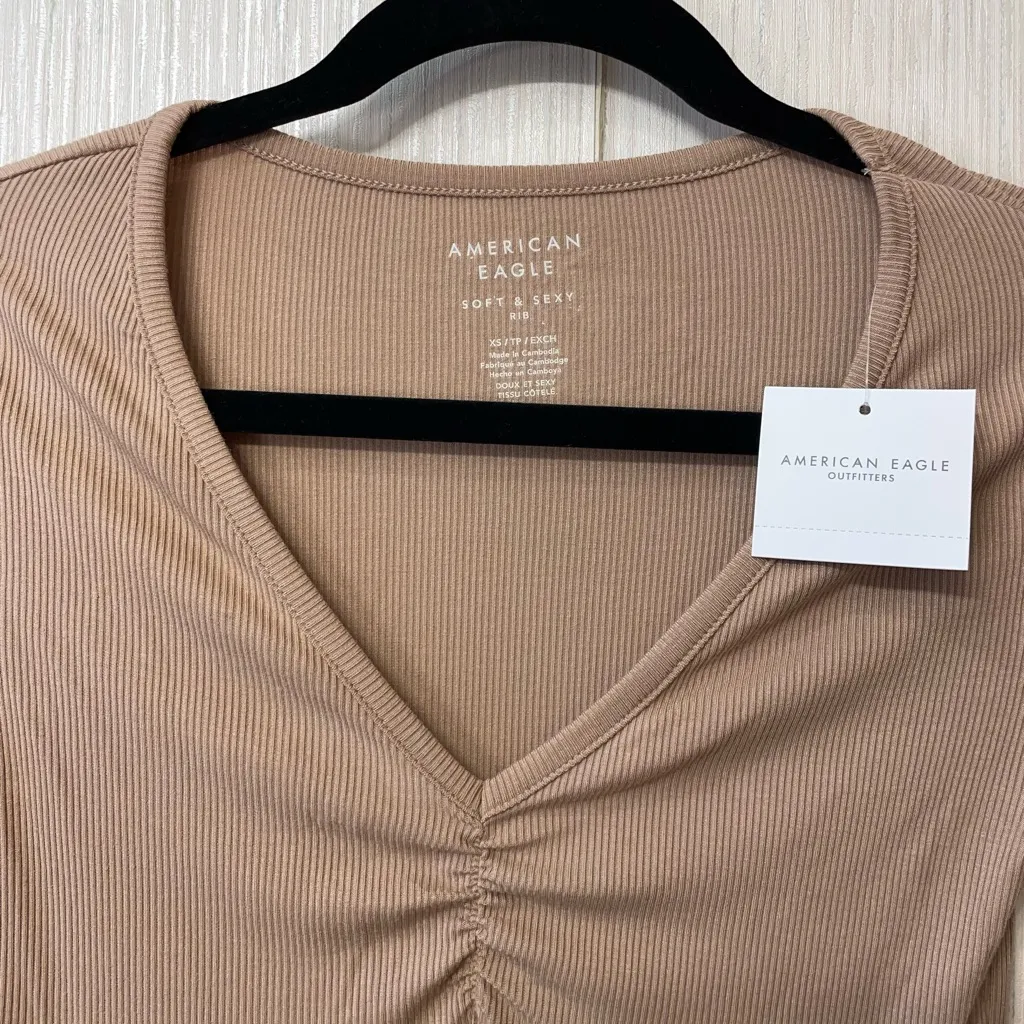 NWT American Eagle Outfitters Women's Beige Ruched V-Neck Tee - Image 3