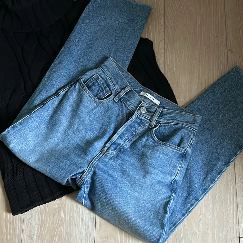 PacSun Women’s 90s Boyfriend Style Medium Wash Denim Raw Hem Jeans - Image 9