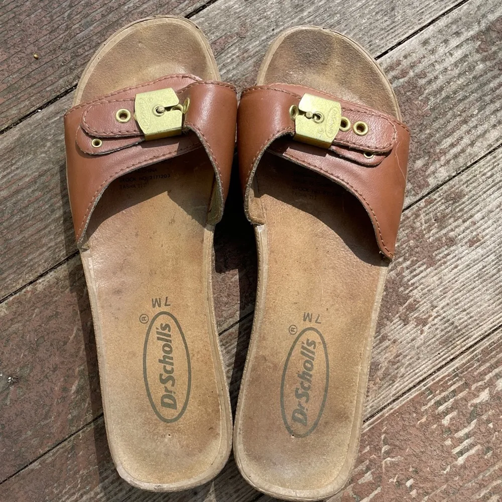 Women Vintage Dr Scholls Brown Flat Leather sandals with adjustable buckle - Image 2
