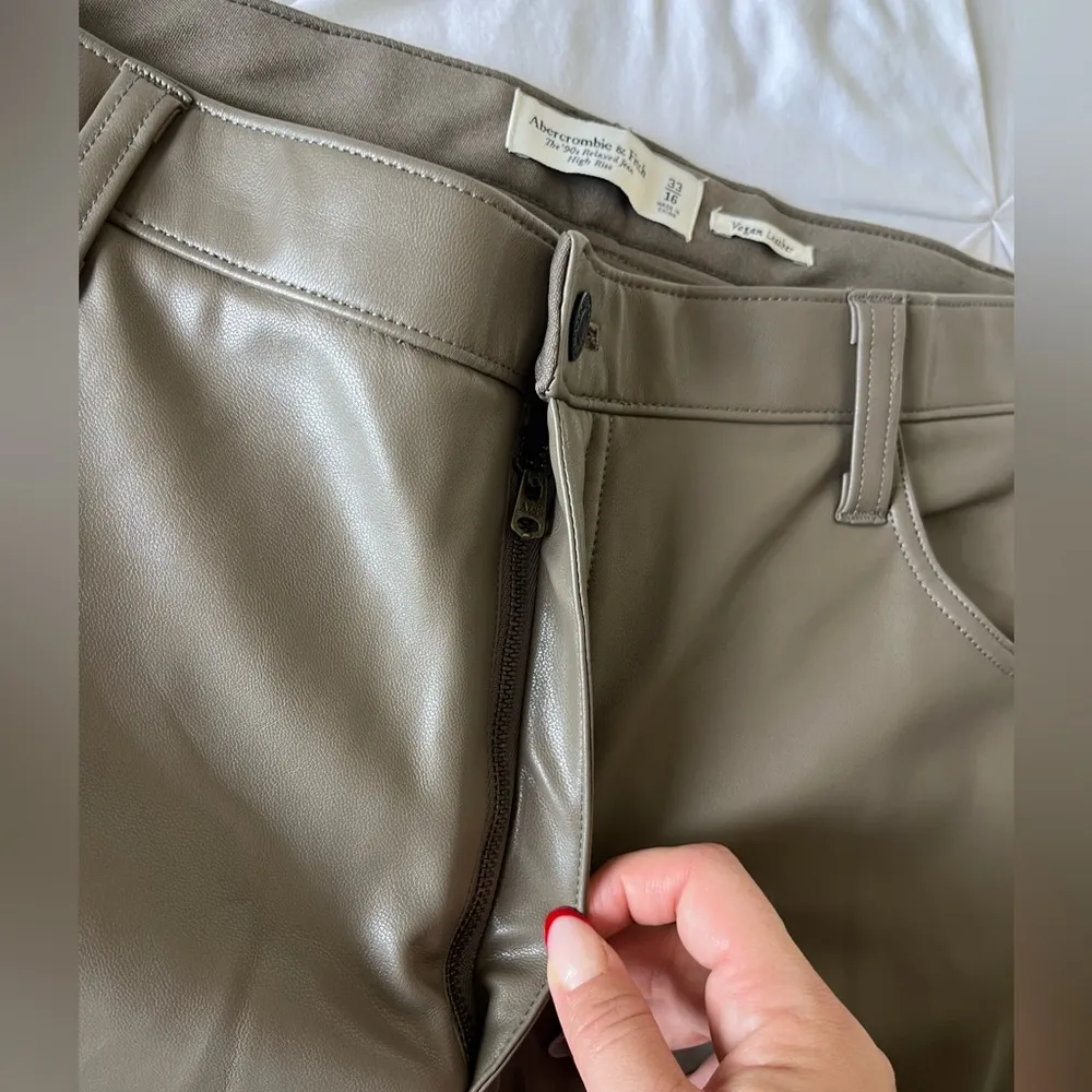 Abercrombie & Fitch Curve Love Vegan Leather Straight
Leg Cargo Pants SIZE 33/16 - Image 10