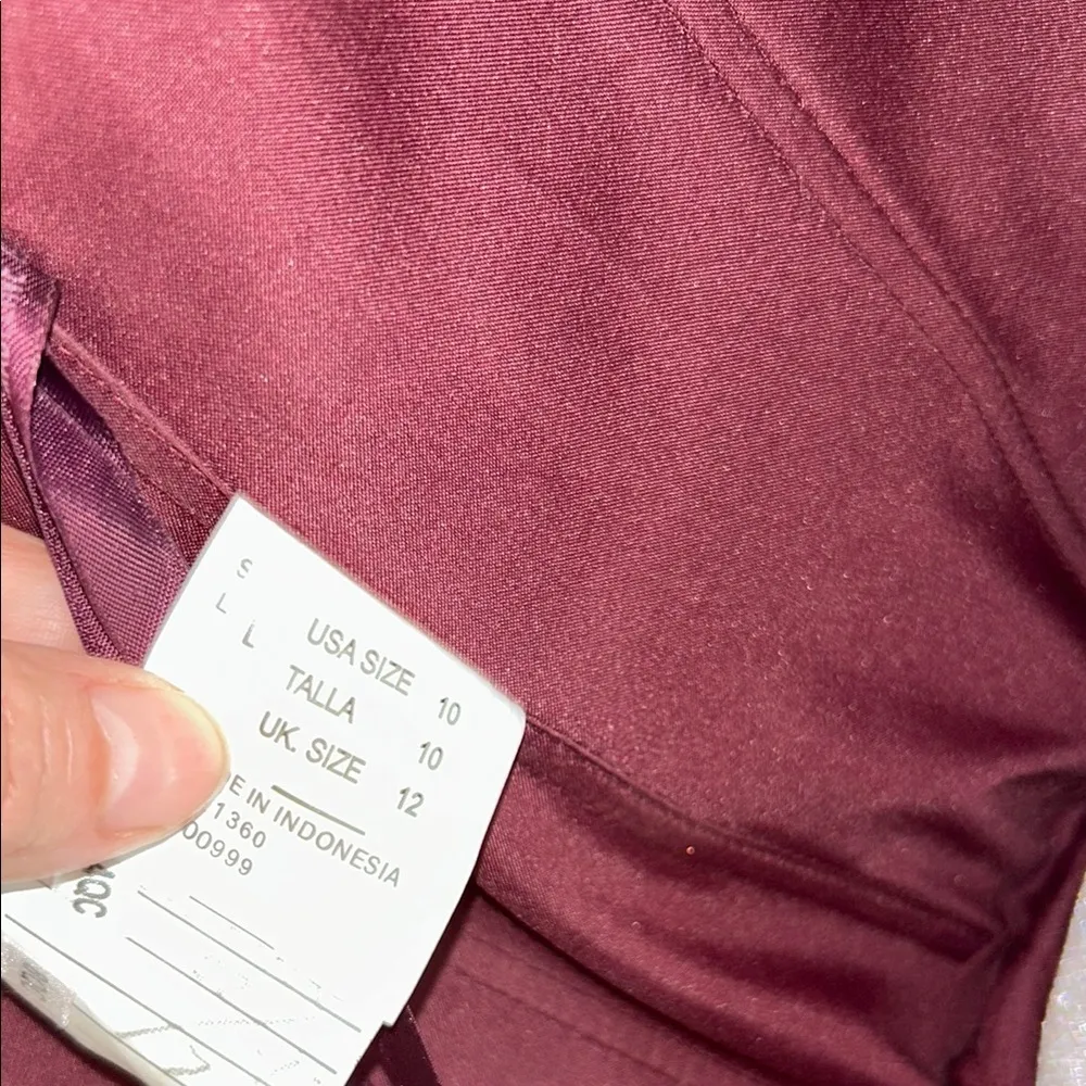 Elegant Burgundy Evening Gown - Image 12