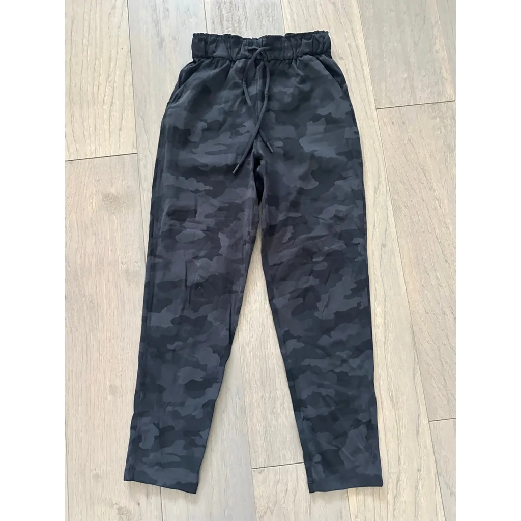 Women's Lululemon Black Grey Camo Pants Size 4 - Image 2