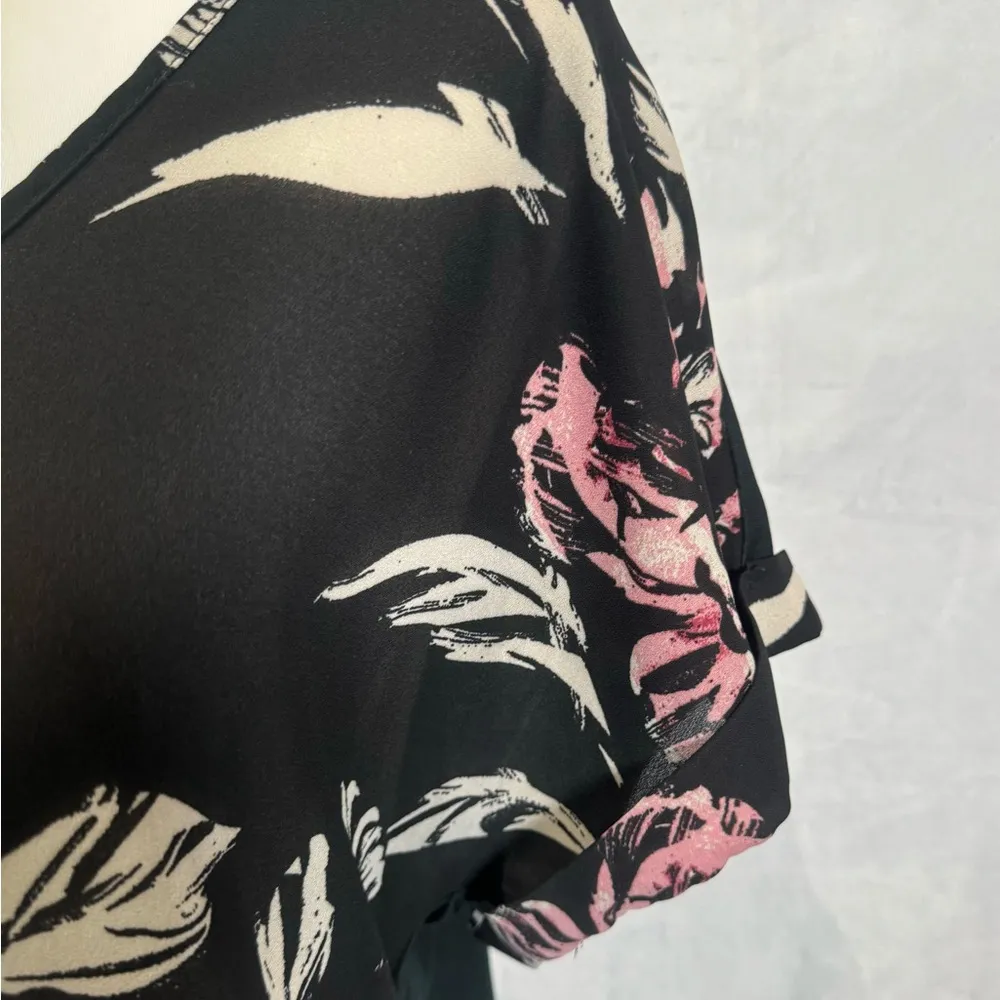 Black short sleeve mixed media floral top size medium - Image 3