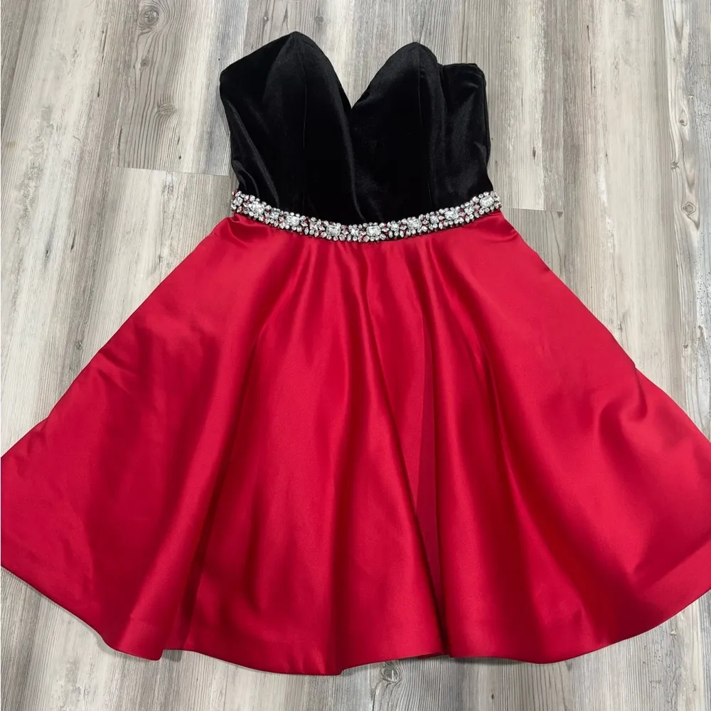 Black and Red Strapless Dress with Embellished Waist - Image 3