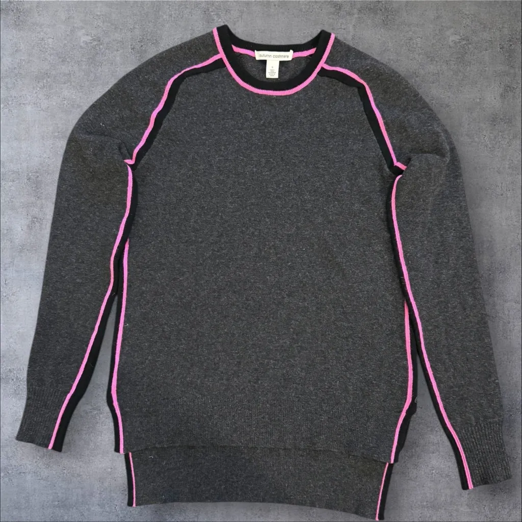 AUTUMN CASHMERE Sheepskin on 🔺hem. Cashmere Raglan Sweater Charcoal/Pink Size S - Image 2