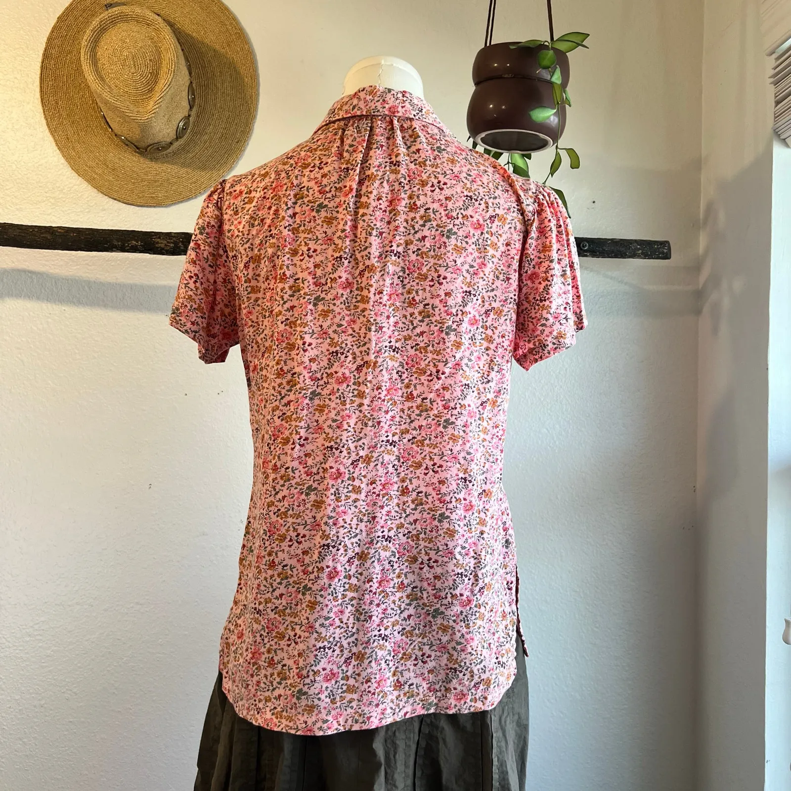 Avani Del Amour Embroidered Floral Pink Short Sleeve Button Blouse Size Small - Image 5