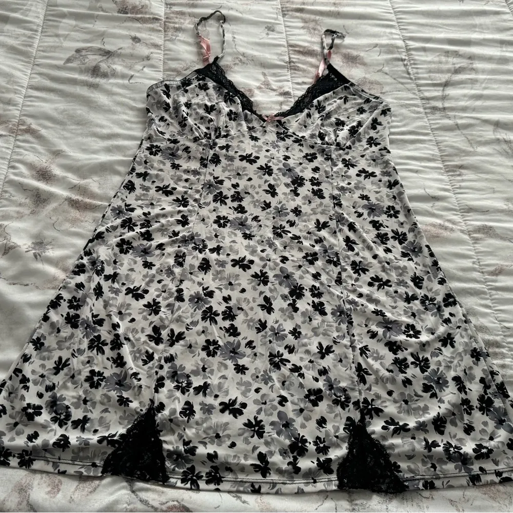 Black and white ditsy floral Y2K goth lace trim slip dress siz M spaghetti boho Size M - Image 11