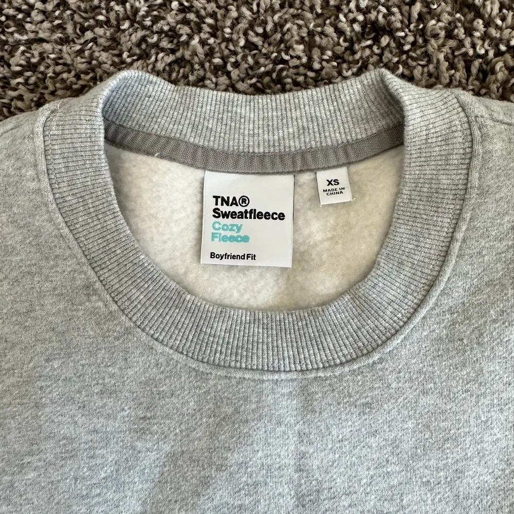 Aritzia Cozy Fleece Boyfriend Crew Sweatshirt in heather chrome, size XS - Image 4