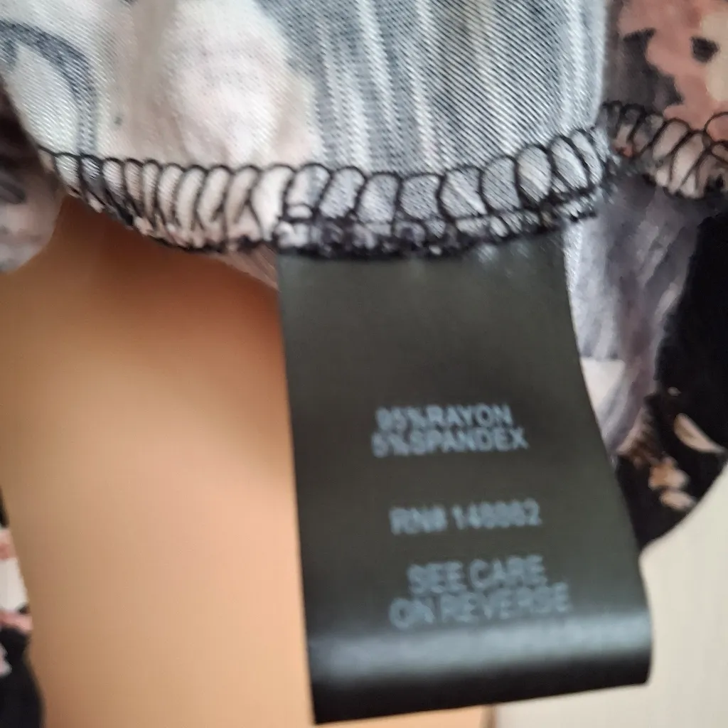 Torrid Sz 1 Floral Black and Pink Women's Top - Image 9