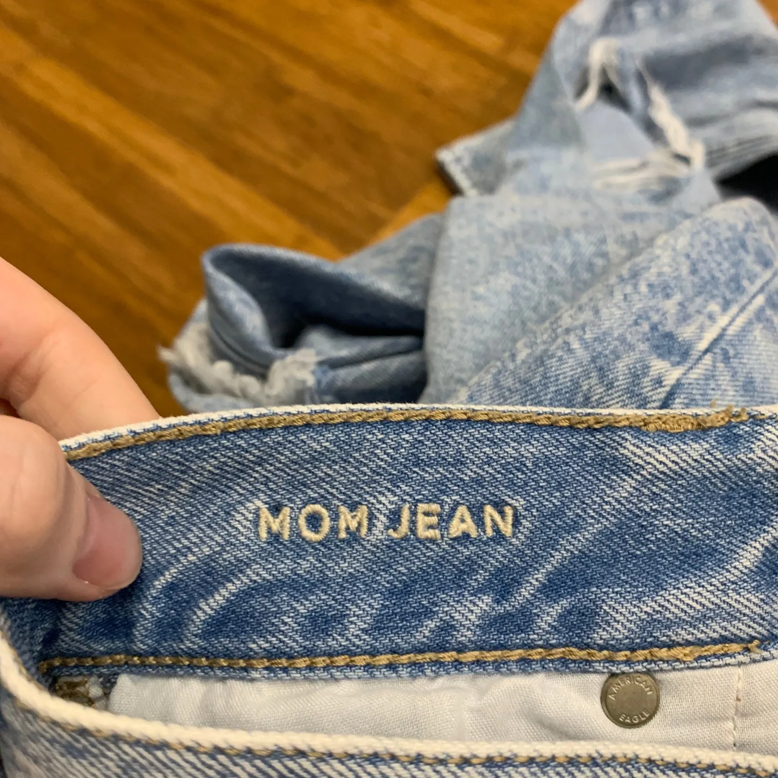 American Eagle Mom Jeans Womens Size 0 Ripped Distressed Light Wash Denim Casual - Image 7