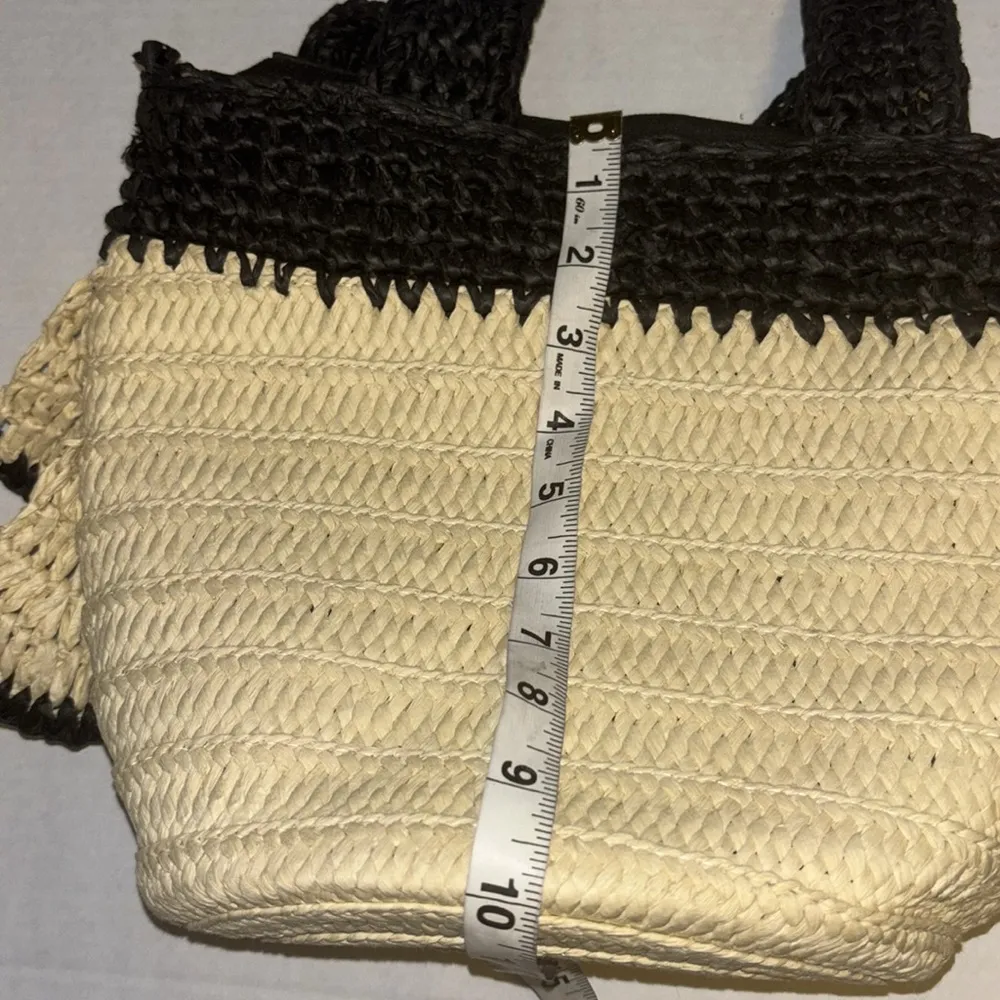 PIA ROSSINI..BLACK AND CREAM WOVEN HAND BAG WITH RUFFLES OF STRAW ON ONE SIDE Black - Image 10