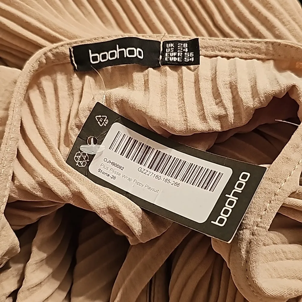 Boohoo Plus Plisse Wrap Flippy Playsuit in Stone Size 28 - Image 4