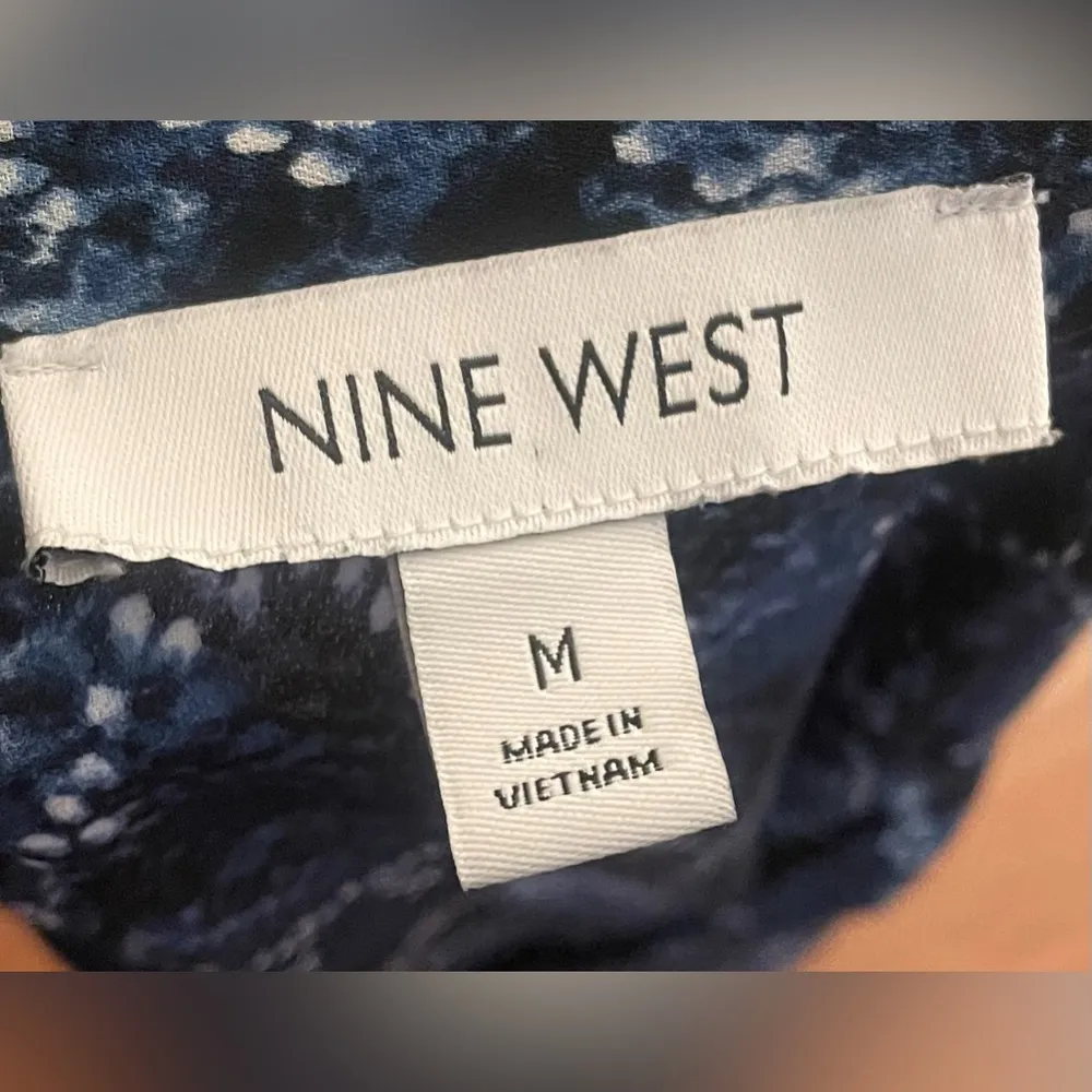 Nine West- Women's Long Sleeve Printed Crepe Snake Print Tie Neck Blouse Size M - Image 6