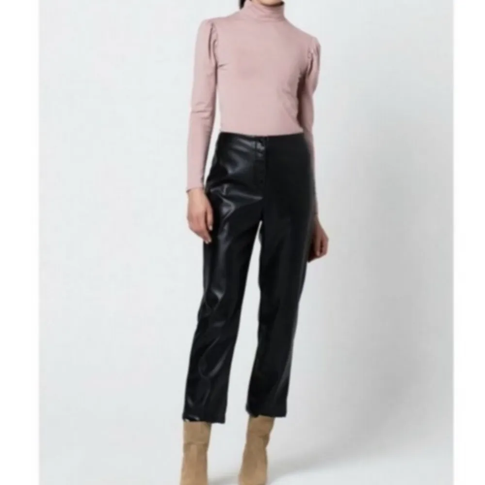 NWT $180 7 For All Mankind Faux Leather Crop Trousers - Large - Image 4