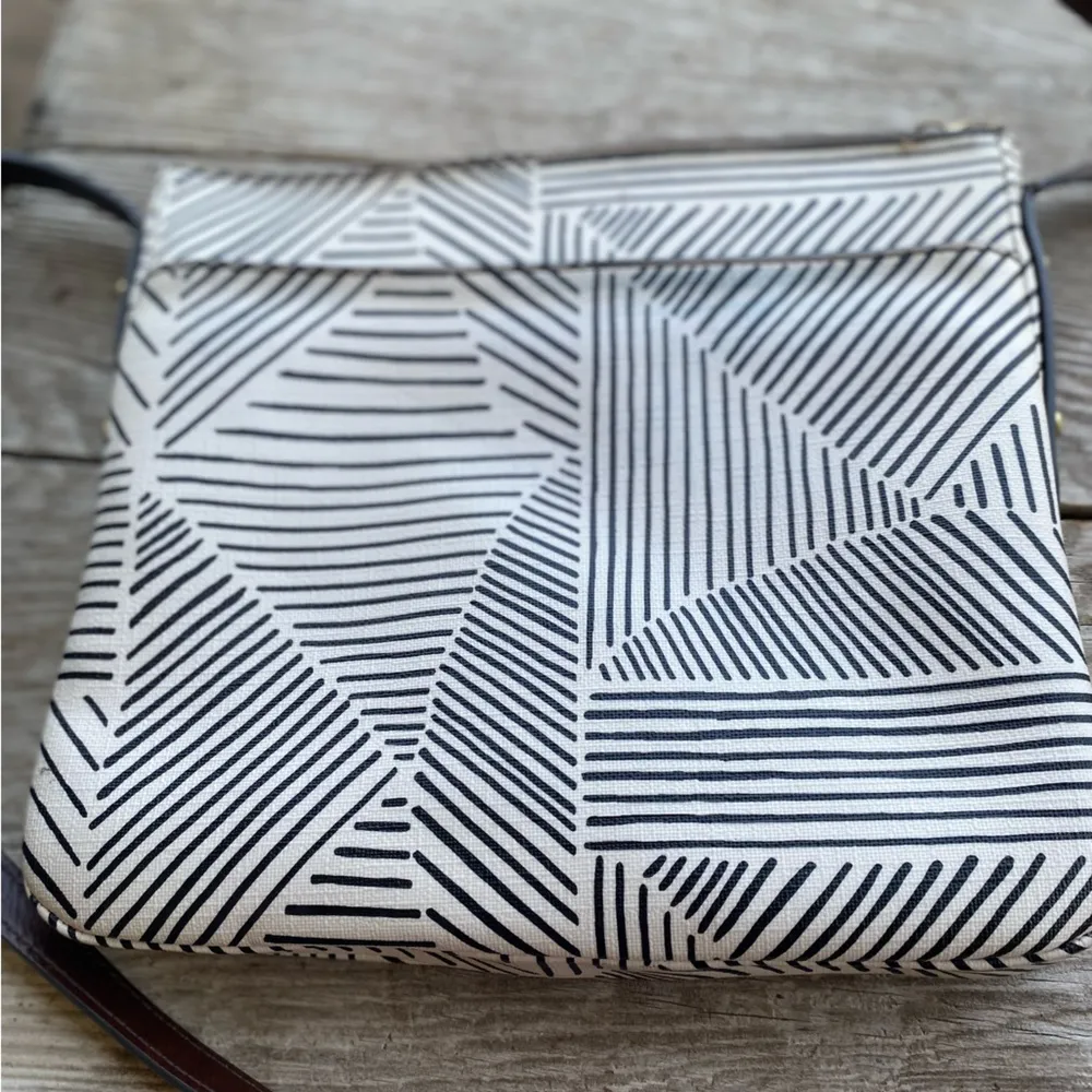 Fossil Crossbody - Image 10