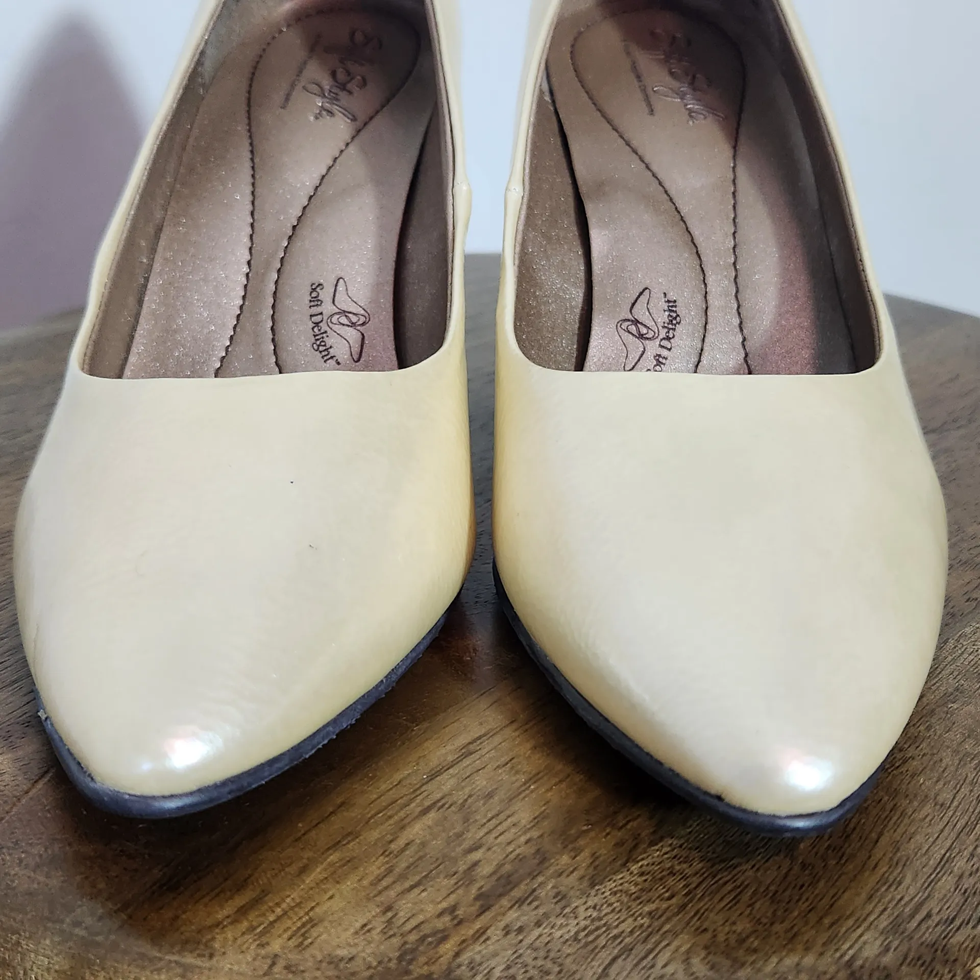 Soft Style by Hush Puppies Cream Heels Size 7.5 Pearl Cream Pumps - Image 2