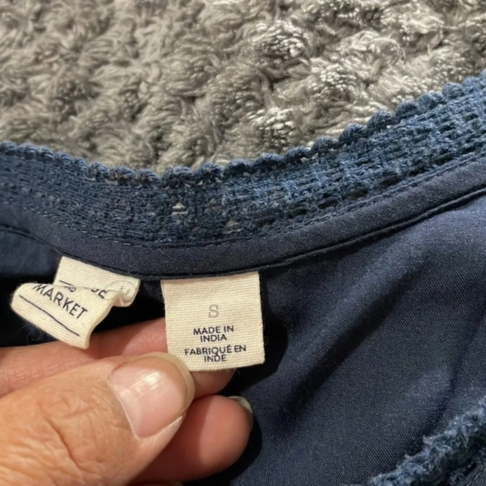 Melrose & Market Navy Flounce Anthropologie Flowy Blouse Size Small EUC #7444 - Image 5