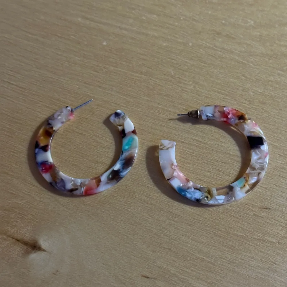 Multicolor Resin Hoop Earrings Pink - Image 3