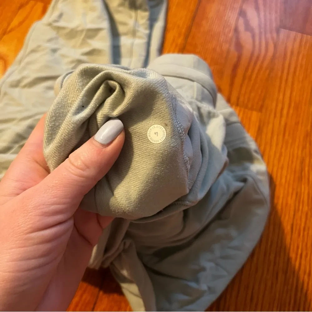 Lululemon light green ready to rulu its rulu joggers size 4 - Image 2