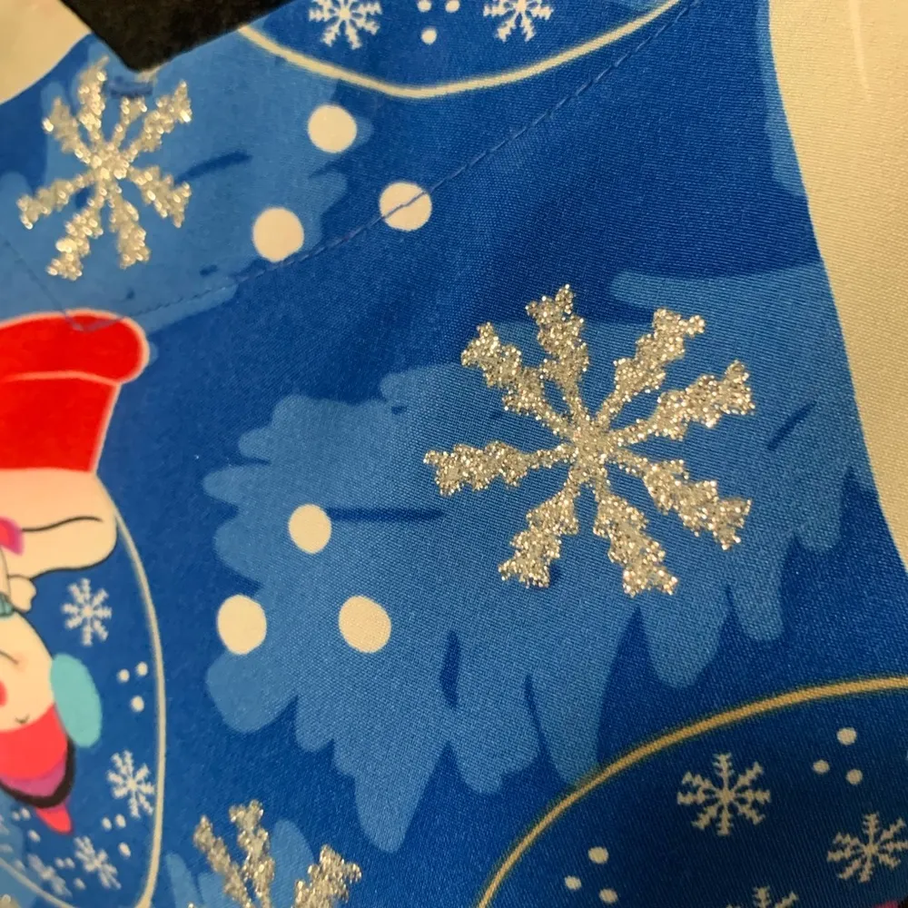 NWT Adorable Snowman Snowglobe Scrub Shirt Size M - Image 6