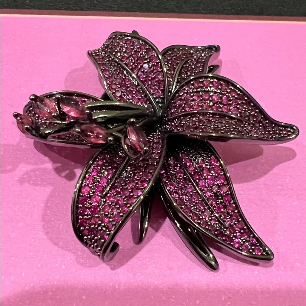 Piper K | Rhinestone Lilly 🌺 Brooch - Image 5
