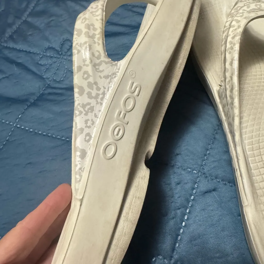 OOFOS very RARE White with Leopard Excellent gently worn condition. Women’s 11 - Image 2